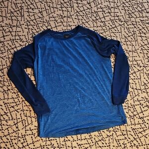American Eagle Outfitters Navy and Light Blue Tee. Performance Fit.